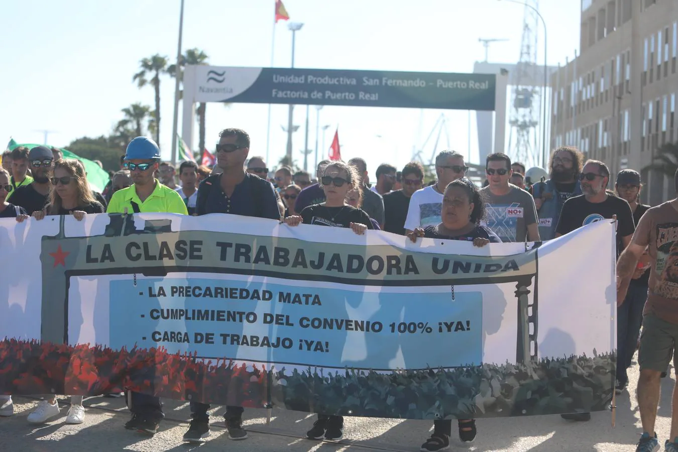 Cientos de personas secundan la marcha del sector del metal en Cádiz